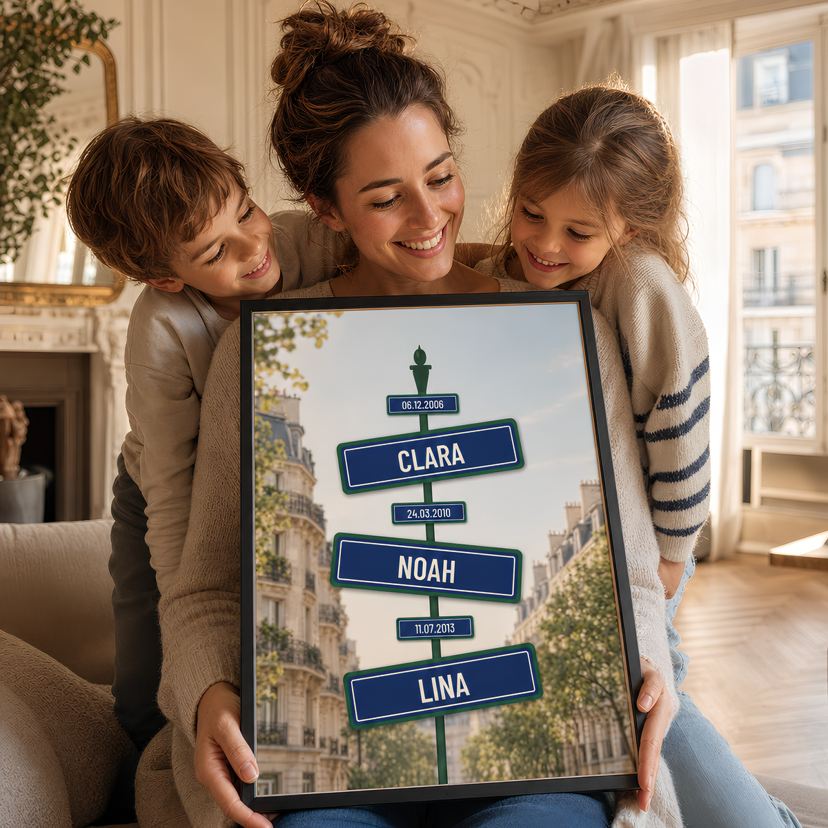 Maman et ses enfants tenant une affiche plaques de rue Paris personnalisée avec leurs prénoms et dates de naissance
