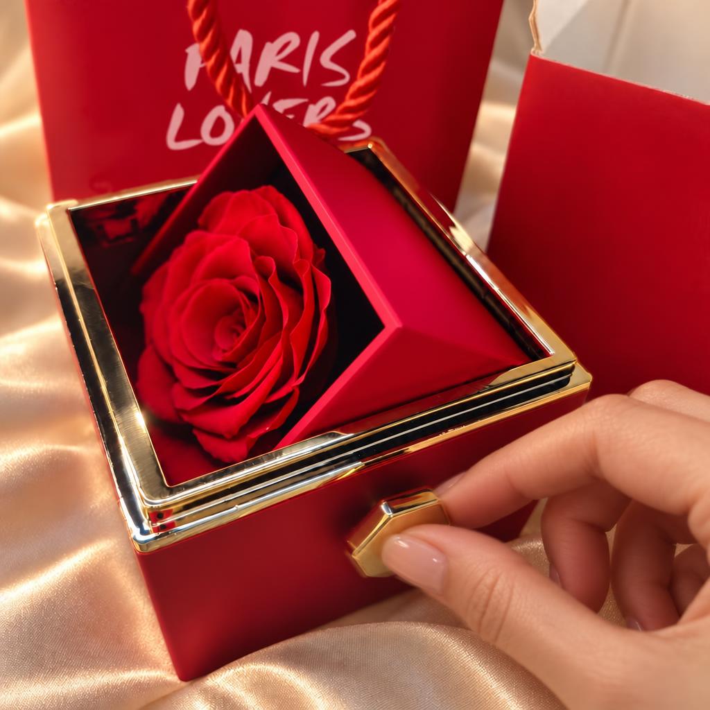 Coffret Rose Éternelle – une main tourne le bouton doré pour révéler le collier gravé | Paris Lovers